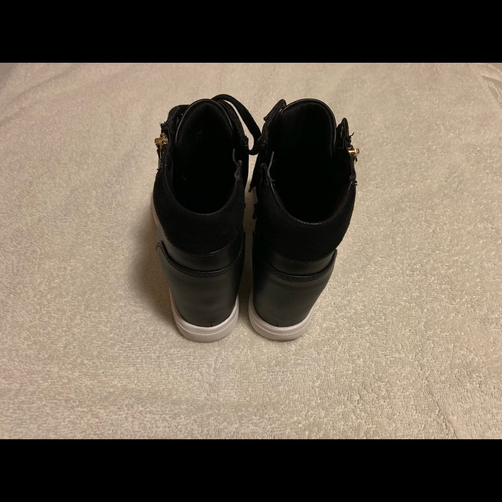 Also boots - Picture 4 of 4